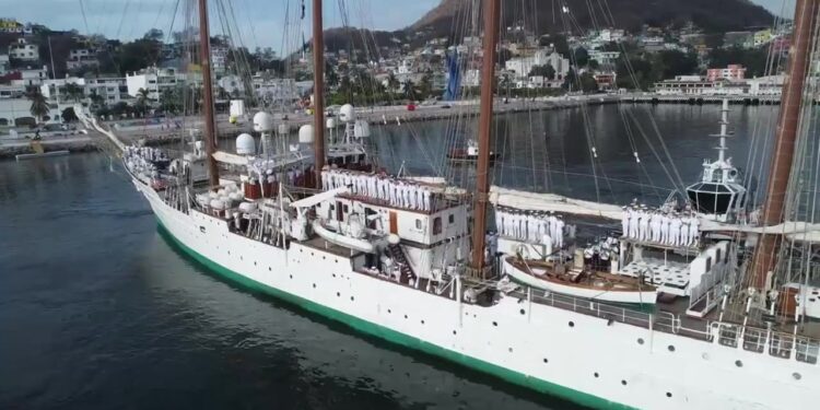 Elcano llega al puerto mejicano de Manzanillo, el cuarto de los diez de su XCVI Crucero