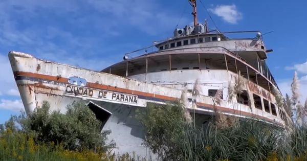 El MISTERIOSO CRUCERO abandonado a orillas del Ro Paran: la historia del BARCO ARGENTINO que viaj por Amrica y termin como un hotel flotante