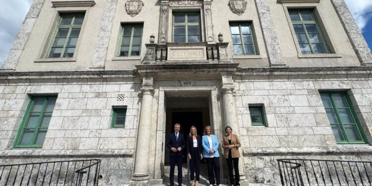 La alianza entre Motril y la capital granadina llega a la mayor feria de cruceros en Miami - Granada