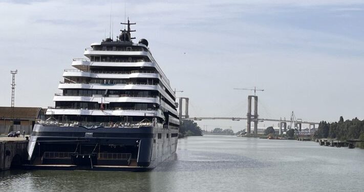 Crucero de lujo Evrima realiza su primera escala en el Puerto de Sevilla