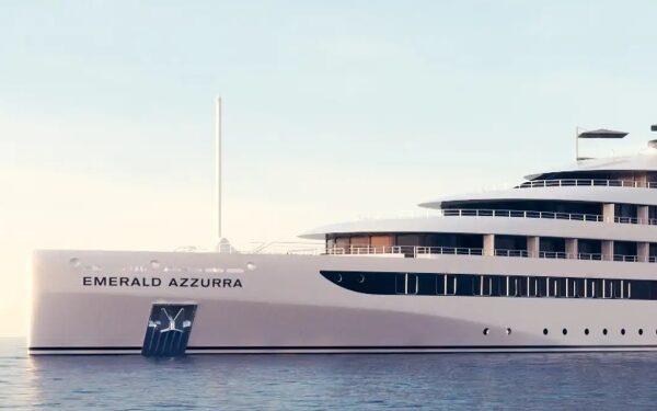 Emerald Azzurra pasa por Lisboa en viaje transatlántico