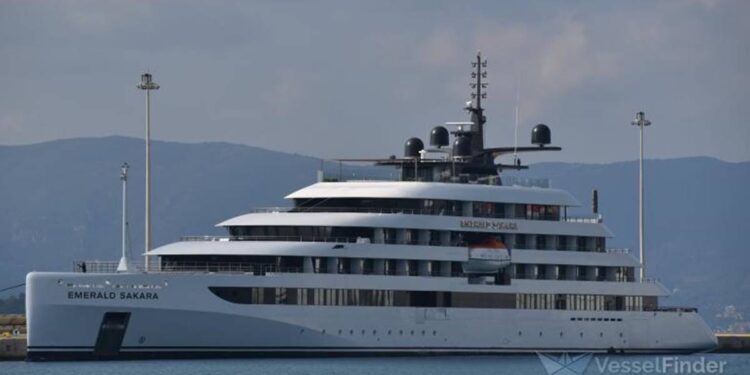 el crucero súper exclusivo en el Puerto de Santa Cruz de Tenerife diseñado para destinos cálidos