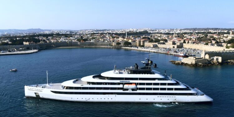 El crucero Emerald Azzurra atracará en el Puerto de Cádiz mañana viernes con 98 pasajeros a bordo. ·