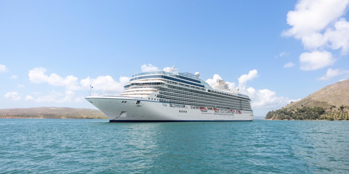 El buque Oceania Vista hace su primera escala en el puerto de Valencia