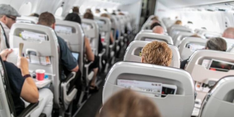 Este es el mejor asiento para dormir en un avión, dicen expertos de viajes