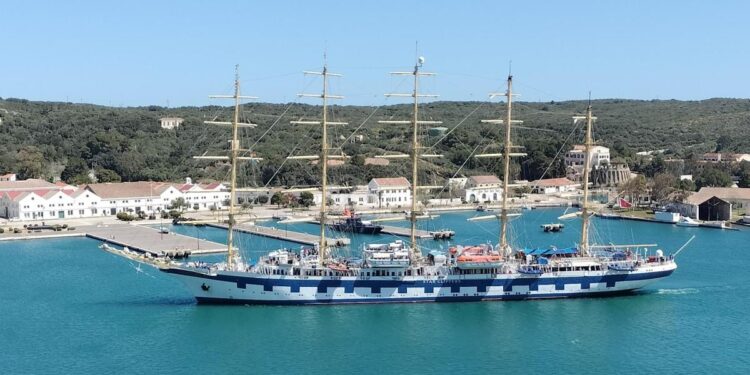 La temporada de cruceros empieza a coger ritmo en el puerto de Maó