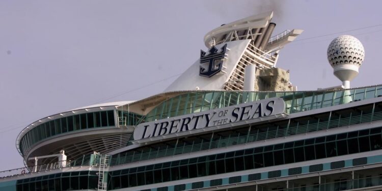 Padre del joven que saltó de un crucero en Florida tras discusión cree que su hijo sigue con vida