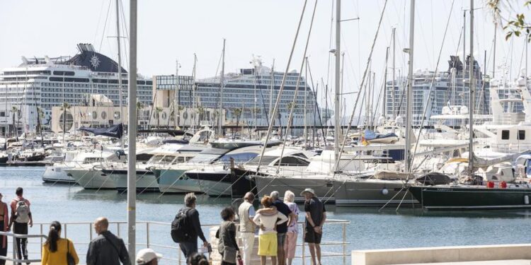 El puerto de Alicante capta cinco cruceros con 11.000 pasajeros en solo dos días