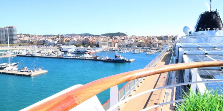El puerto de Palamós recibe el primer crucero de la temporada en la Costa Brava, que llevará a 53.000 pasajeros y 61 escaleras