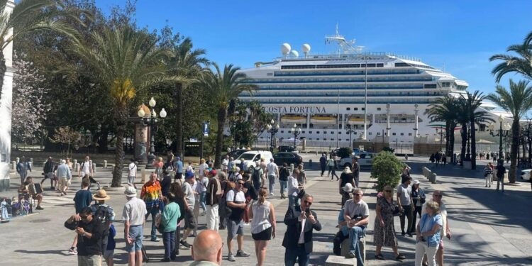 Uno de los tres cruceros que han hecho escala en Cádiz. - VIVA