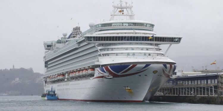 El 'Ventura', atracado en el muelle de cruceros de Vigo