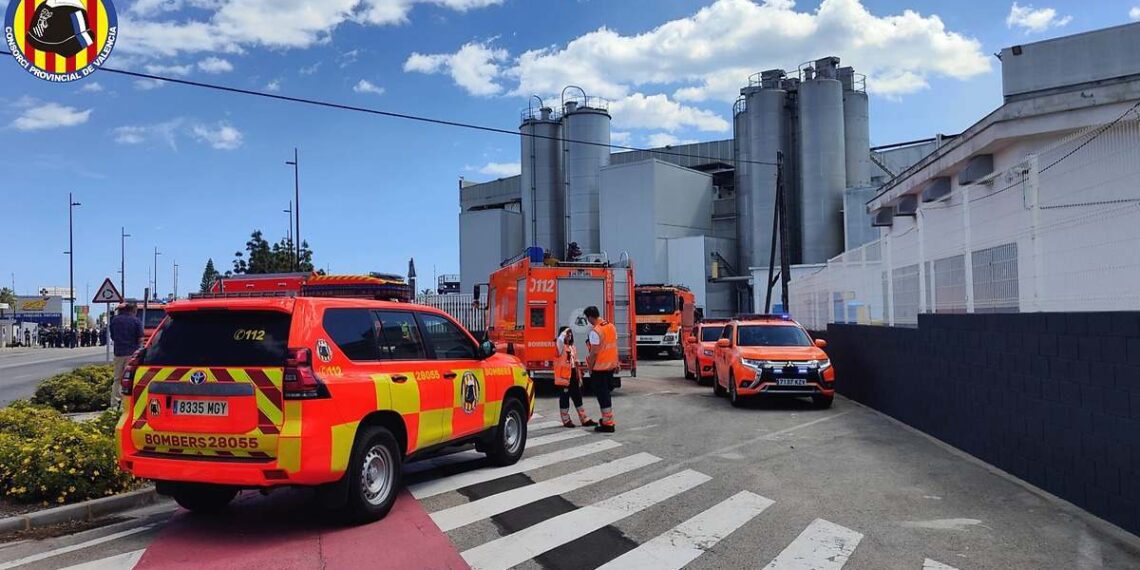 Un incendio obliga a evacuar la factoría de Vicky Foods, fabricante de Dulcesol, en Gandía