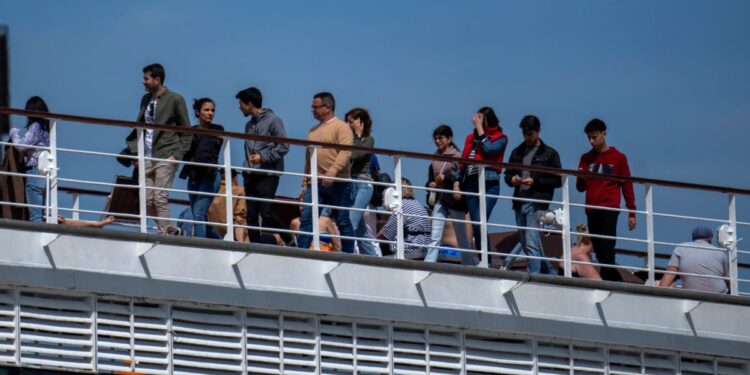 España deportará a varios pasajeros que llegaron en crucero con visados falsos