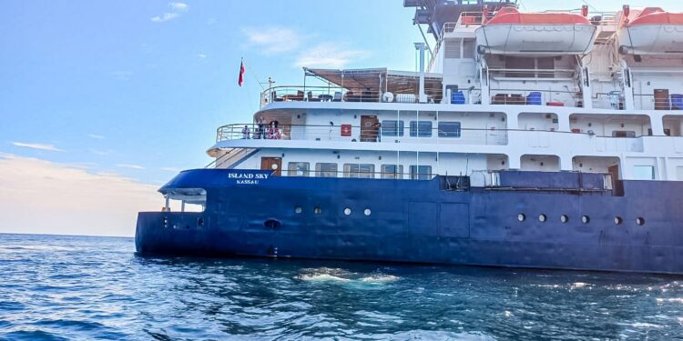 89 turistas llegan a bordo del crucero Island Sky a Parque Nacional Gorgona de Colombia