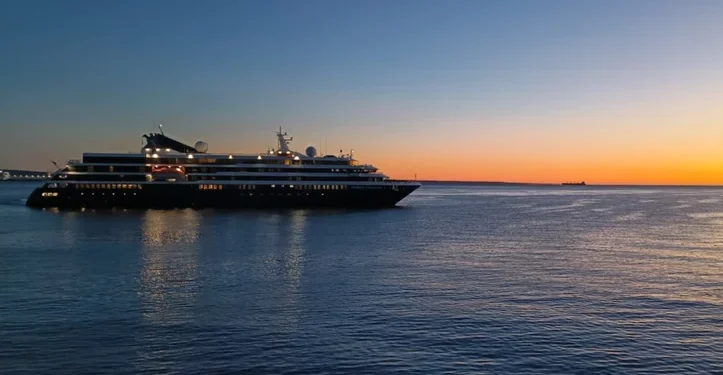 Crucero "Word Voyager" arribando a Puerto Madryn de madrugada