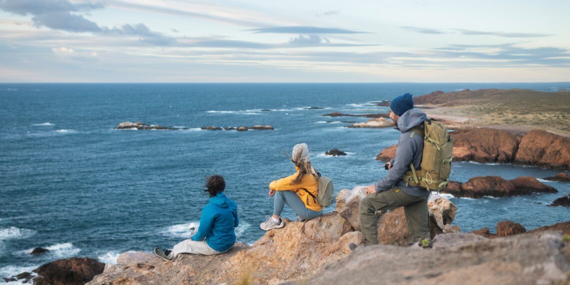 Portales a la Patagonia Azul, un glamping frente al mar y un viejo faro abandonado