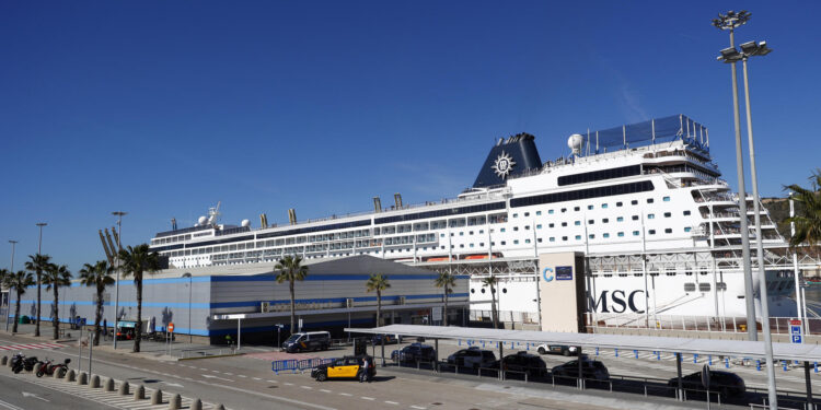 Familiares de bolivianos atrapados en un crucero exigen que los dejen bajar, pero la Policía alerta que tendrían “visados falsos”