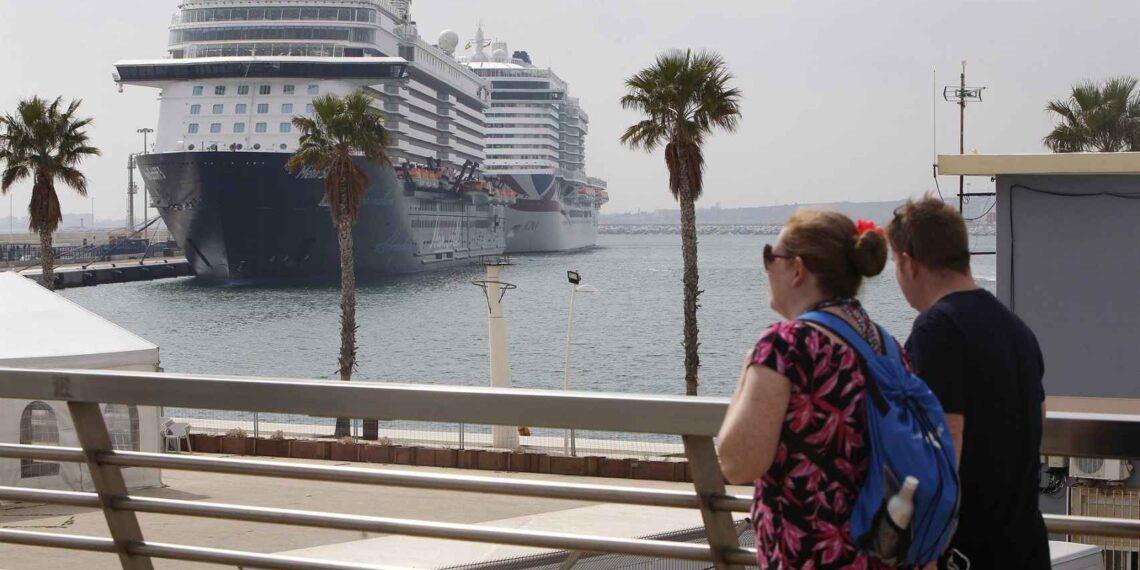 Un crucero atracado en el Puerto de Alicante, en imagen de archivo.