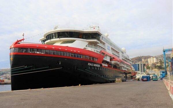 Crucero de Hurtigruten culmina temporada por Chile en el Puerto de Valparaíso
