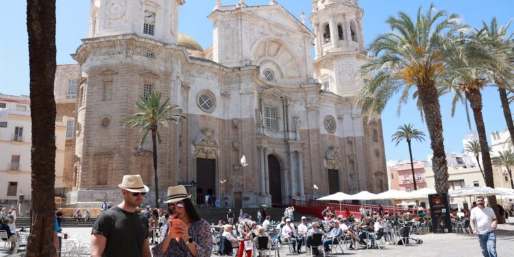 Más de 8.000 turistas llegan este jueves a Cádiz al coincidir dos cruceros en el puerto