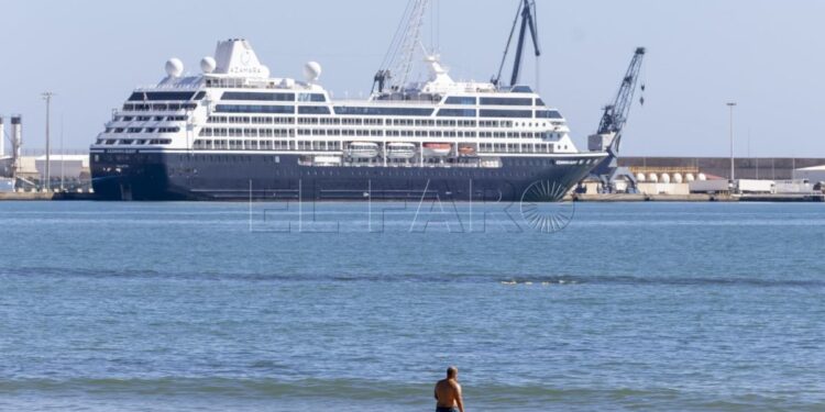 Más de 600 turistas desembarcan en Melilla en el tercer crucero del año