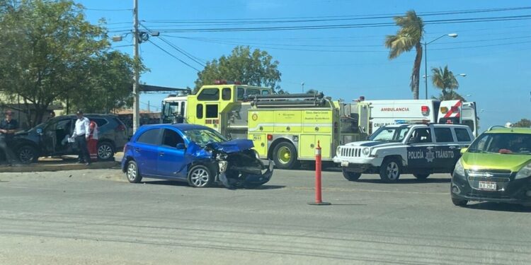 Aparatoso accidente deja a una persona prensada en transitado crucero de Mazatlán