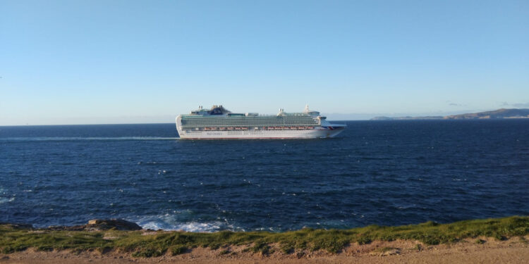 Atraca de urgencia y de forma inesperada un crucero en A Coruña