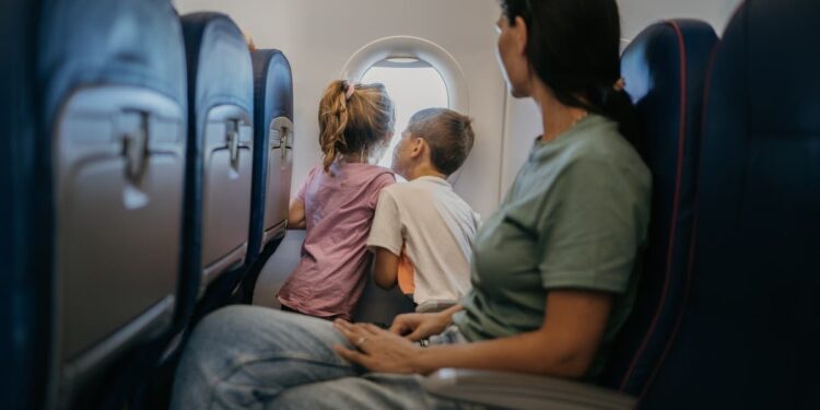 Una azafata cuenta la medida que toma con quienes se niegan a intercambiar asientos con padres