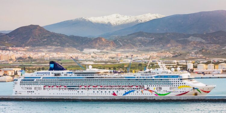 El Norwegian Dawn inaugura la temporada de cruceros en el Puerto de Motril (Granada) con más de 3.000 ocupantes