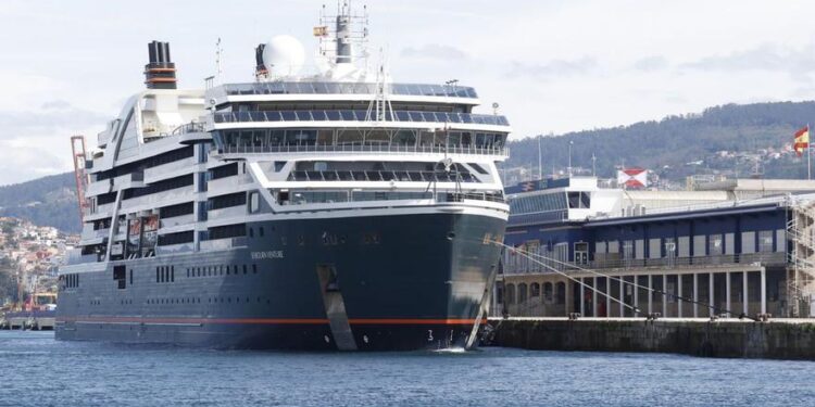 El “Seabourn Venture” trae lujo y aventura a Vigo