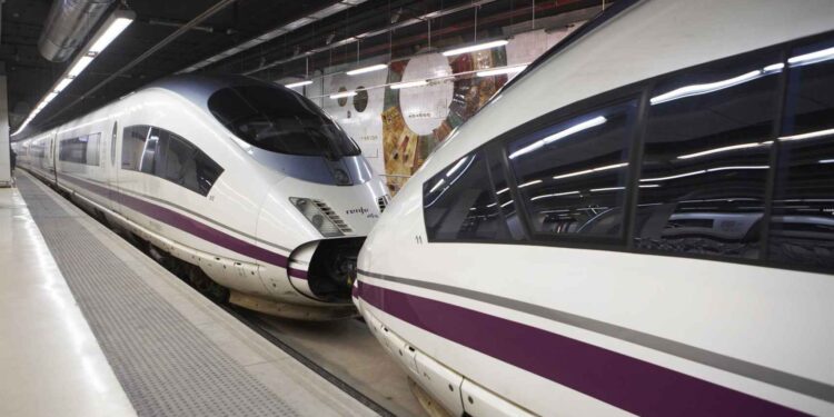Trenes AVE en una estación
