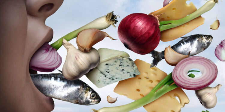 13 foods & drinks that cause bad breath and 13 that combat it