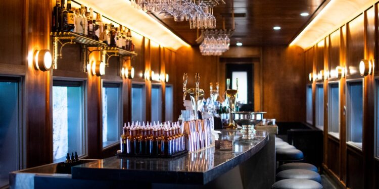 Phoenix restaurant and 4 cocktail bars named among best in US