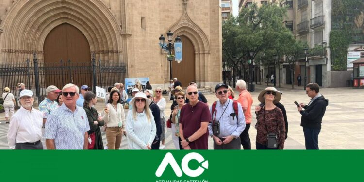 Los turistas del primer crucero del año visitan varios lugares de Castellón como la plaza Mayor y el Fadrí
