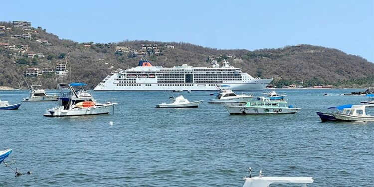 El Crucero Europa 2 engalana la Bahía de Zihuatanejo