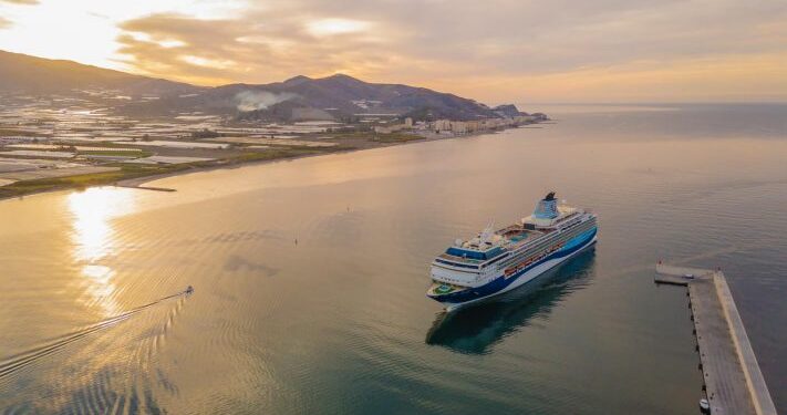 Marella Explorer recala al Muelle Dique del Puerto de Motril