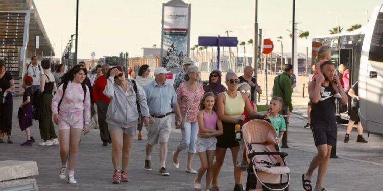 Unos 8.000 turistas toman Alicante a bordo de dos grandes cruceros
