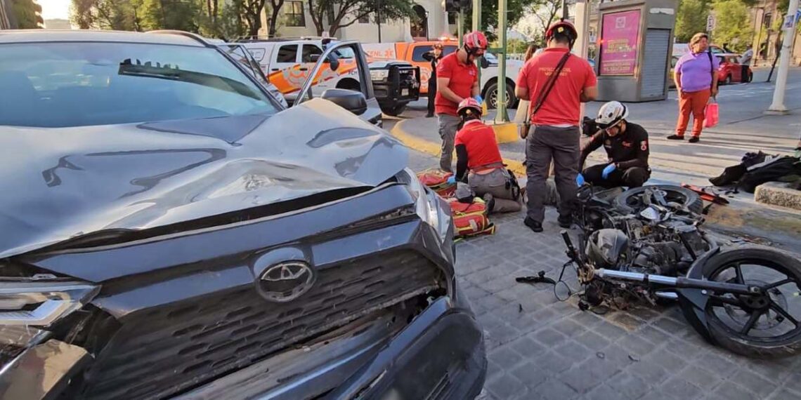 Motociclista herido tras choque de crucero en Centro de Monterrey| Telediario México