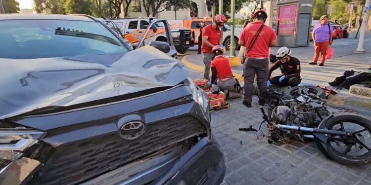 Motociclista herido tras choque de crucero en Centro de Monterrey| Telediario México