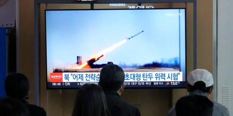 Norcorea dice que probó ojiva supergrande de misil de crucero y nuevo misil antiaéreo