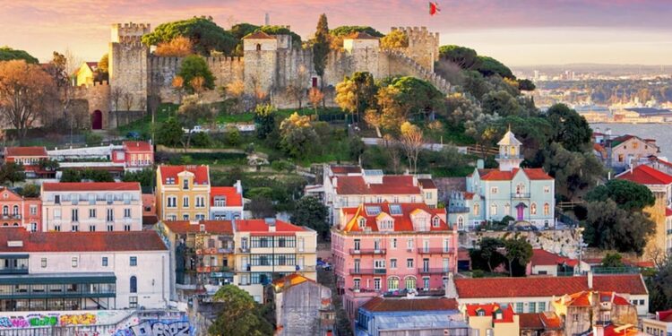 La nueva tasa turística de Lisboa a los cruceros: cada pasajero debe pagar 2 € por disfrutar de la capital portuguesa