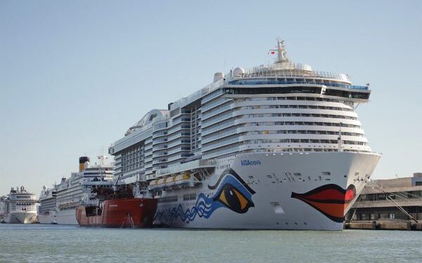 Puerto de Barcelona tendrá temporada de cruceros con naves más sostenibles