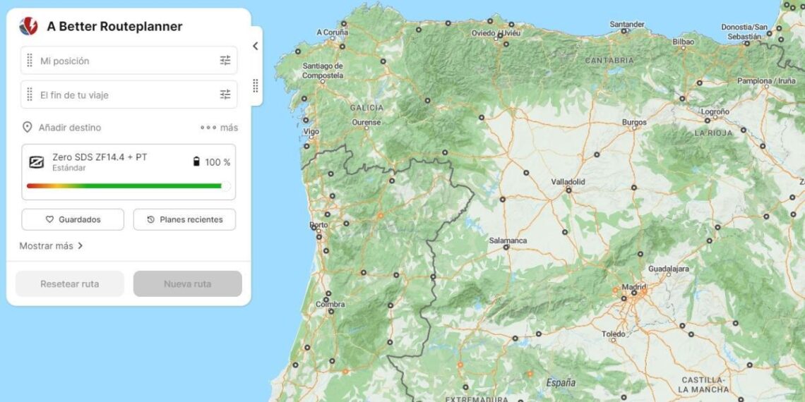 No necesitas hacer 2 horas de cola para recargar, esta app gratuita te planifica las paradas de recarga automáticamente para tus viajes en moto o coche eléctrico, ABRP