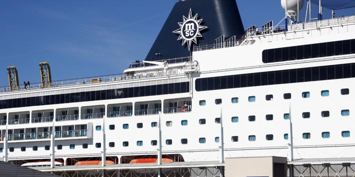 Un grupo de 69 bolivianos no puede desembarcar de un crucero en Barcelona por problemas con los visados