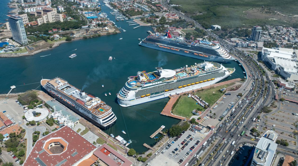 Puerto Vallarta recibió este martes triple arribo de cruceros internacionales