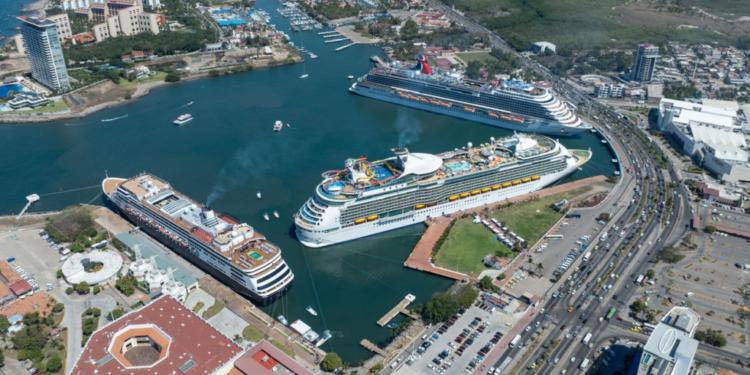 Puerto Vallarta recibió este martes triple arribo de cruceros internacionales