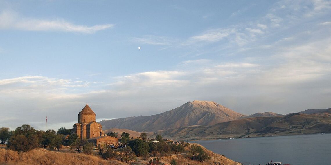 Por qué tomar el tren en Turquía es el mejor modo de ver los increíbles paisajes del país