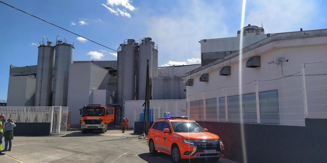 Bomberos a la puerta de la planta, ayer, cuando aún se apreciaba el humo