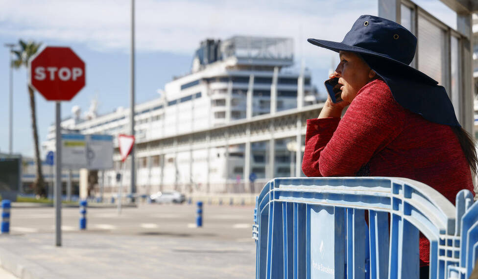 Sale del puerto de Barcelona el crucero que con 1.500 personas que ha permanecido retenido - Barcelona