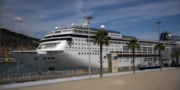 Los 69 pasajeros bolivianos serán trasladados a otro crucero para su deportación